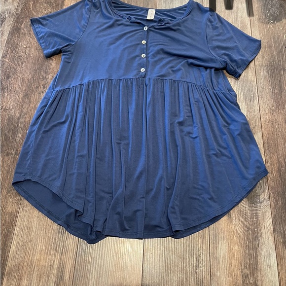 boutique brand Tops - Boutique brand size medium! Flowy top perfect for Spring!